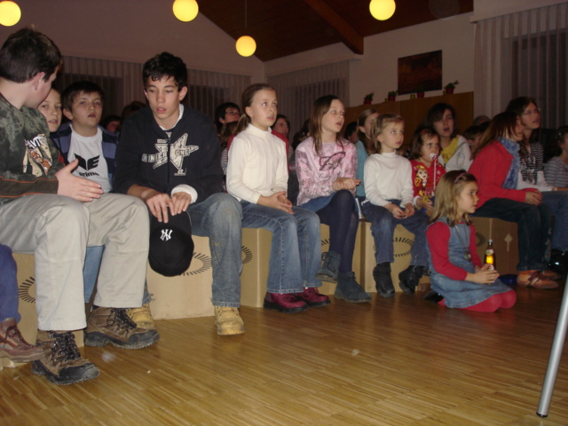 Kinder beim Lobpreis